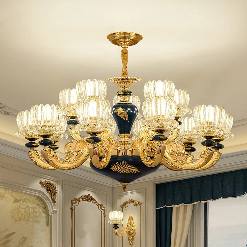 Elegant lysekrone i designkeramik og glas