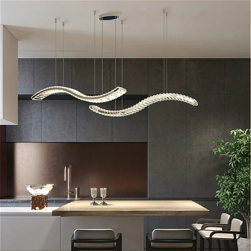 Elegant moderne lysekrone med arkitektonisk design
