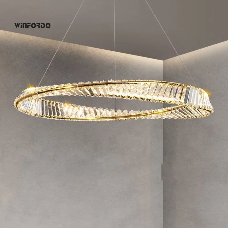Winfordo luksus lysekrone i guld med krystalbelysning
