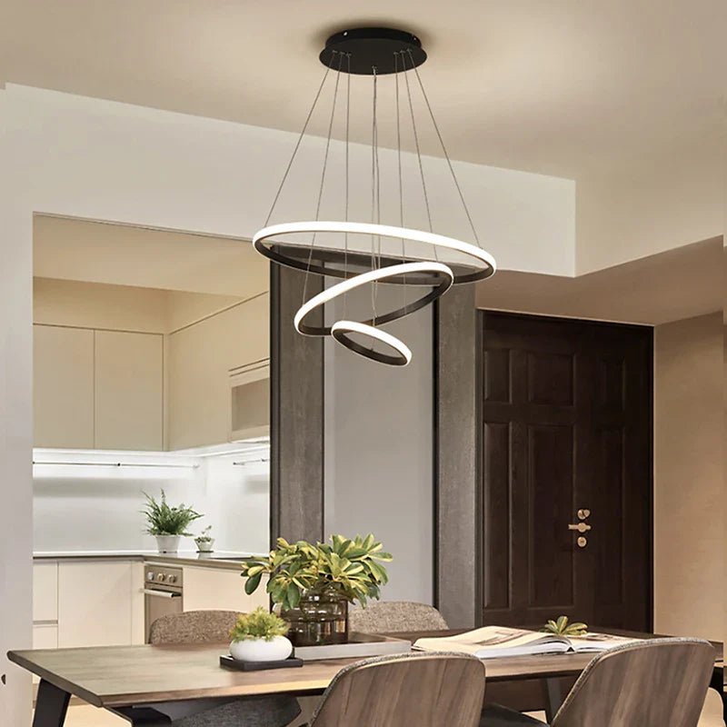 Elegant moderne lysekrone i aluminium