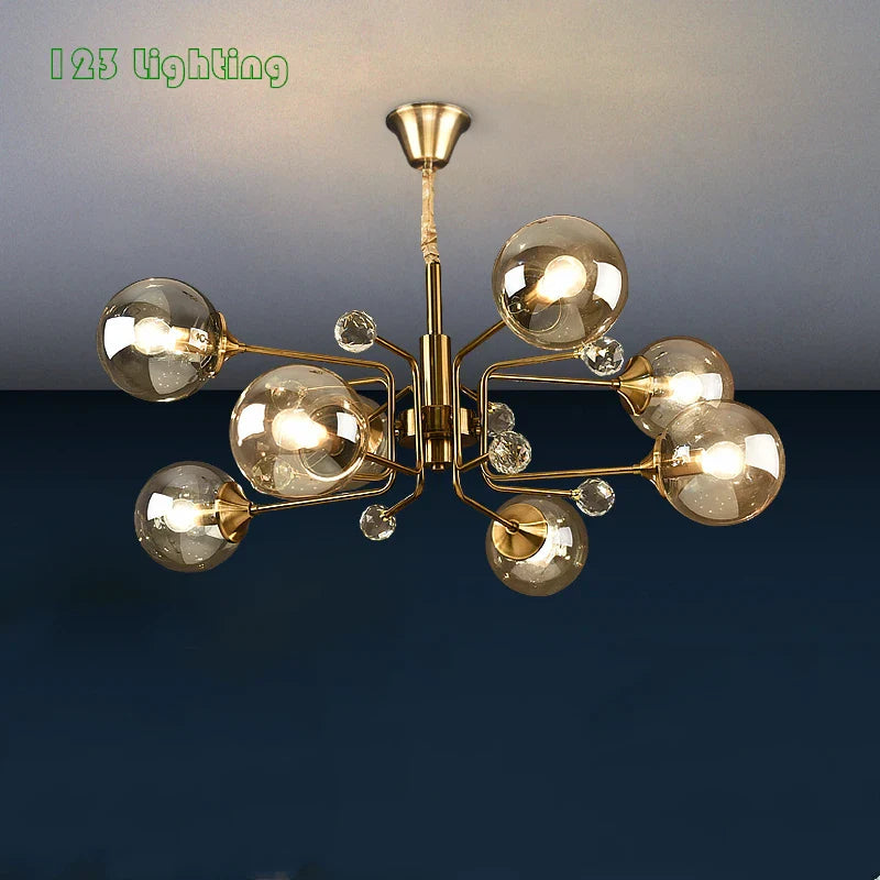 Moderne lysekrone i klart glas med justerbar belysning og elegant design