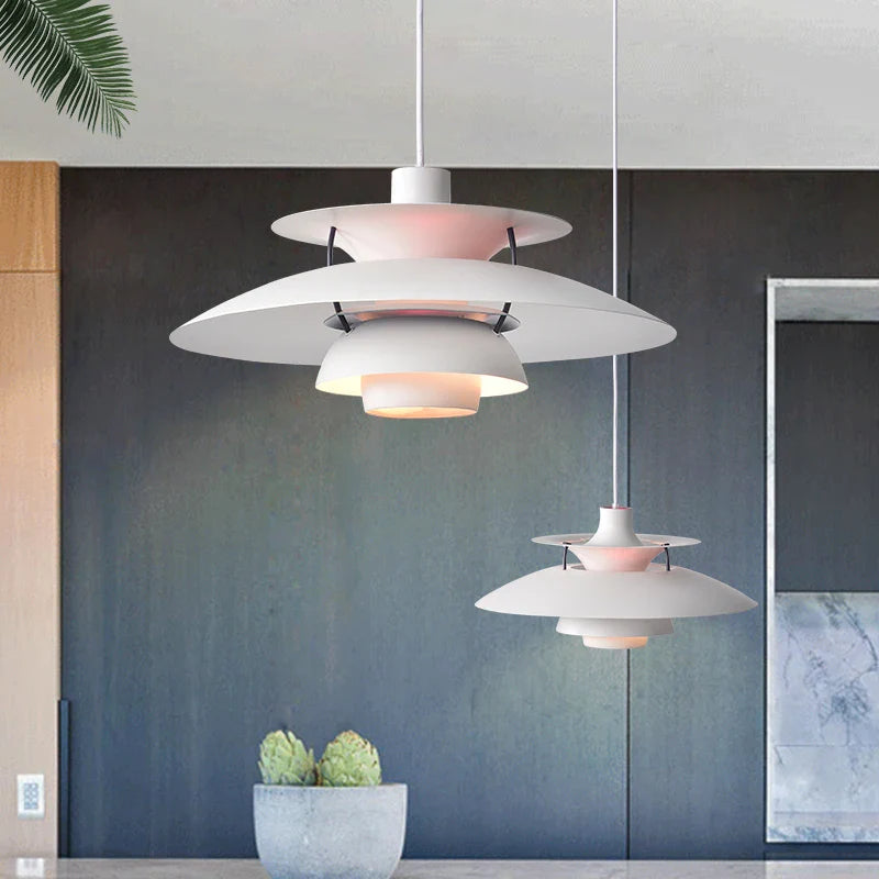 Moderne minimalistisk industriel lysekrone i flyvende tallerken-stil