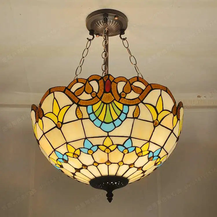 Barok lysekrone i farvet glas for elegant belysning
