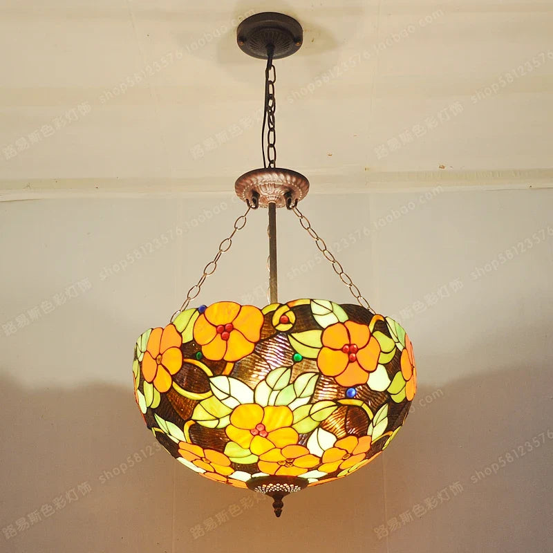 Lysekrone i anti-europæisk stil med rige blomster i Tiffany-glas