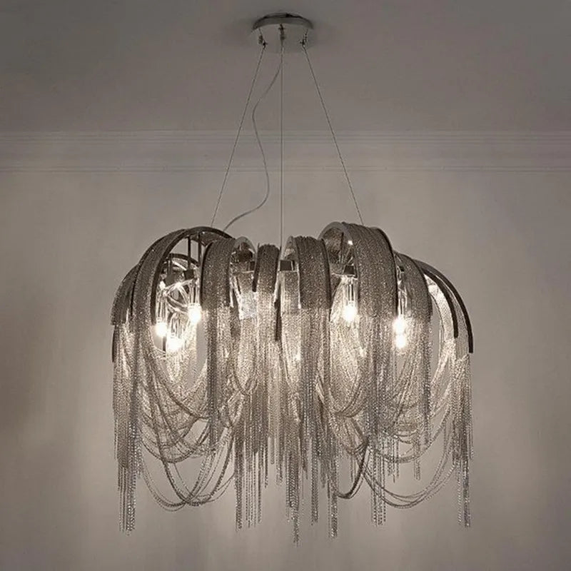 Moderne lysekrone med aluminiumsvedhæng i nutidigt design