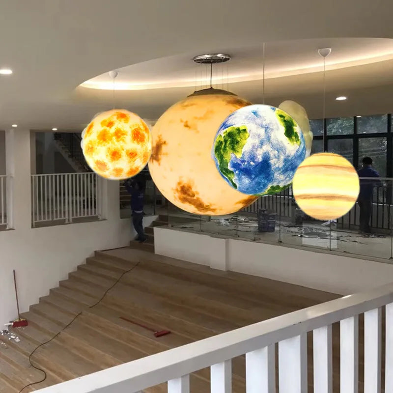 Moderne akryllampe i planet- og måneform