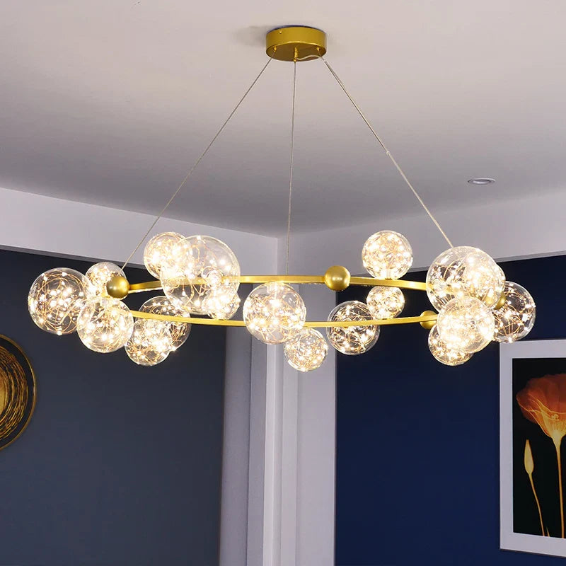 Moderne luksuslysekrone med LED-ringe og glaskugle