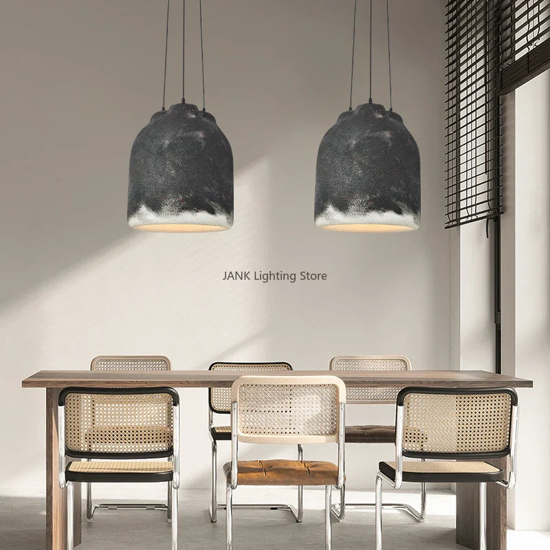 Moderne designlysekrone i wabi sabi-stil, med lys