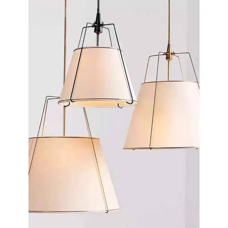 Moderne lysekrone med markante linjer i designet