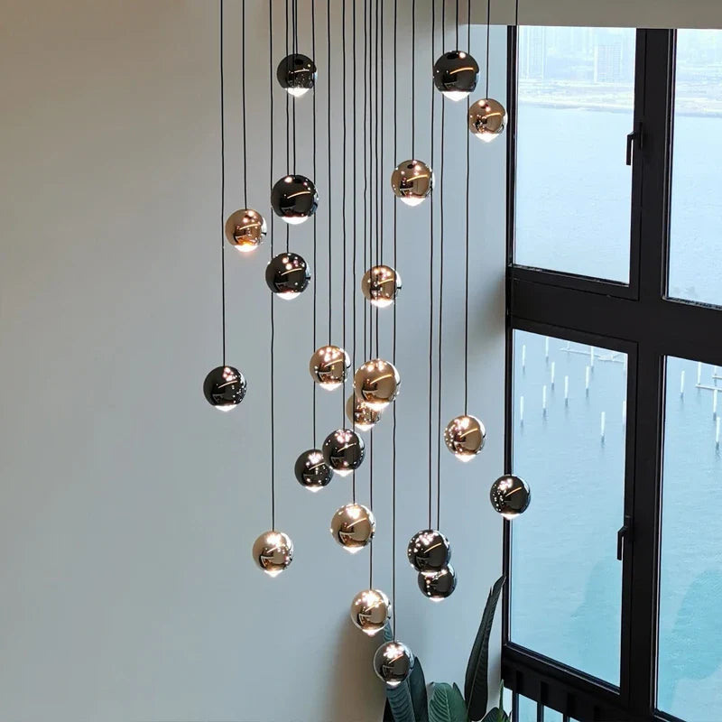 Kugleformet lysekrone i slankt moderne design