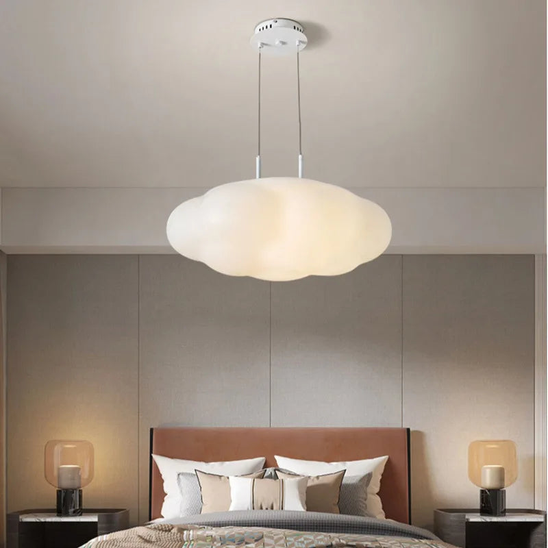 Elegant moderne lysekrone med hvide skyer