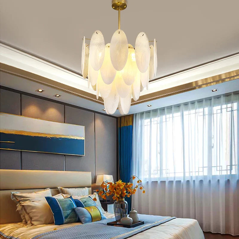 Moderne glaslysekrone med fjer og LED-belysning