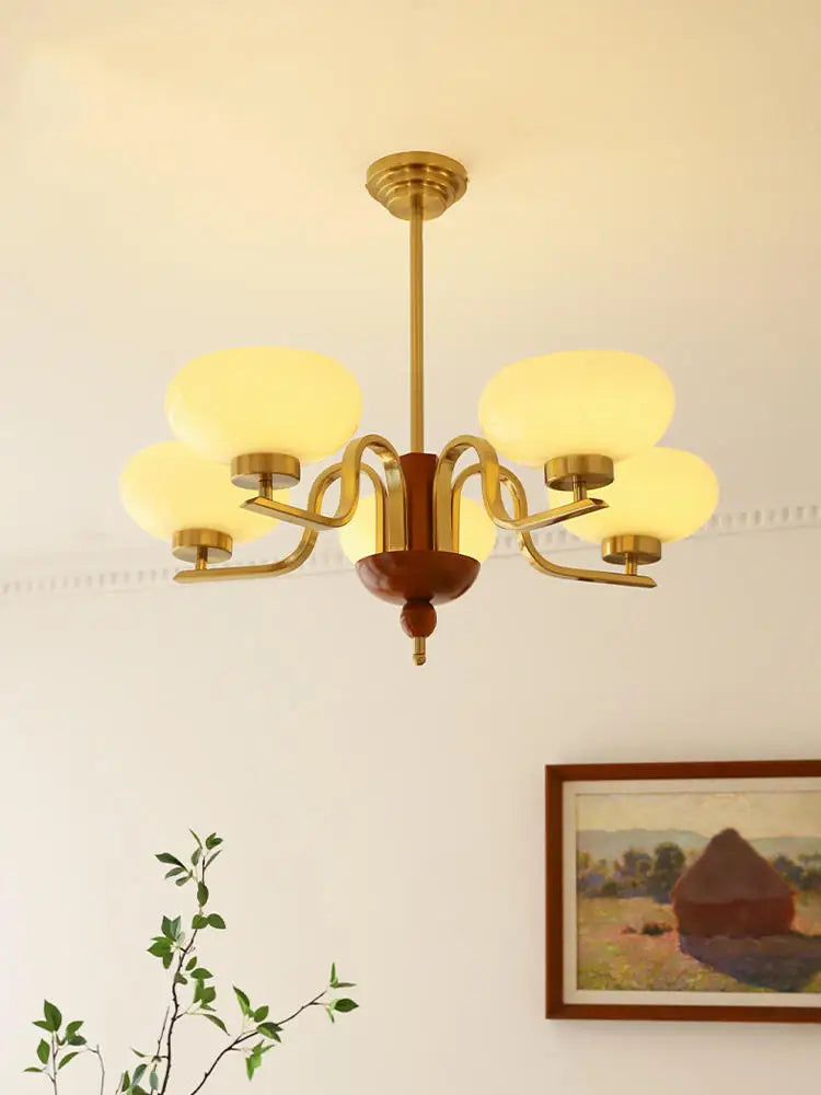 Lysende lysekrone i retrodesign.