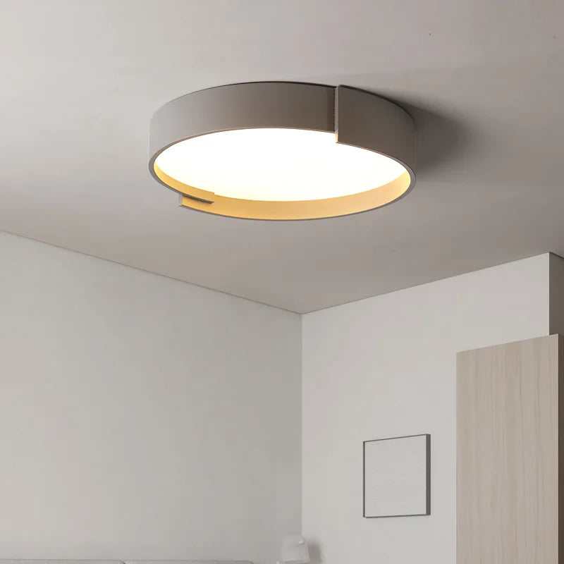 Design lysekrone i lyst interiør