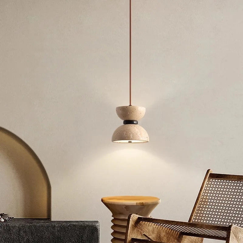 Lysekrone i japansk travertin i wabi-sabi-stil, kreativt design, hyggelig atmosfære