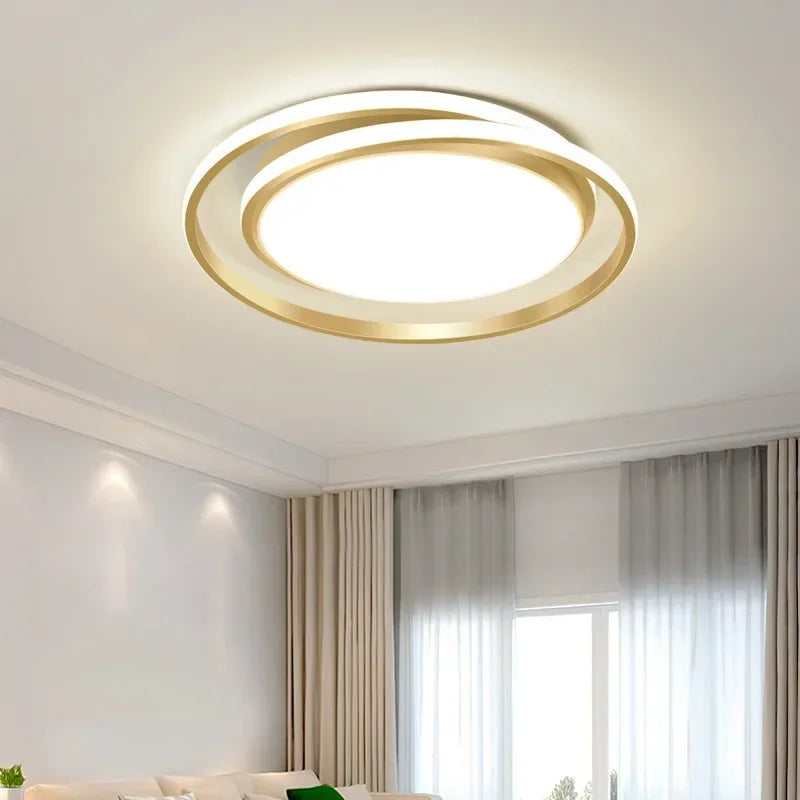 Elegant, moderne lysekrone i guld