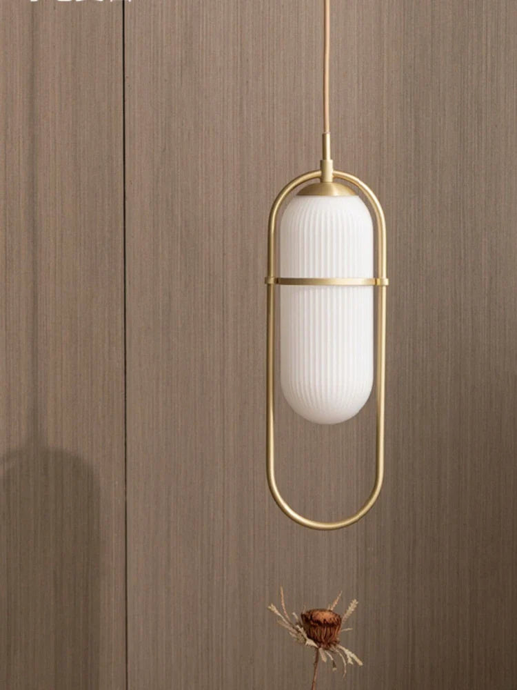 Enkelt pendel i moderne industriel stil af glas og metal