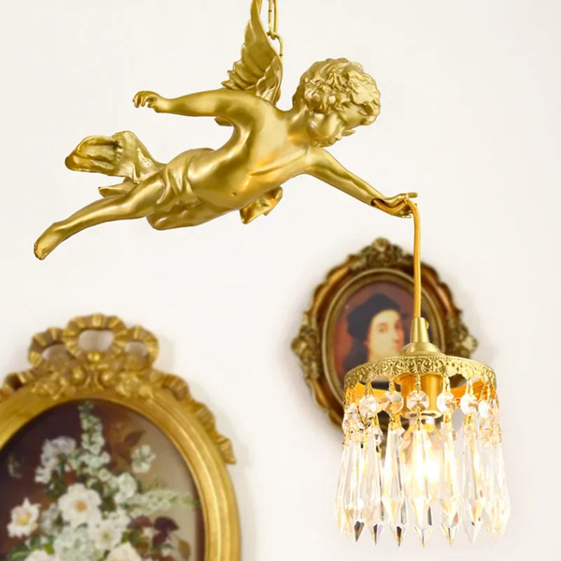 Moderne LED-lysekrone med krystal-engle i middelalderbronze