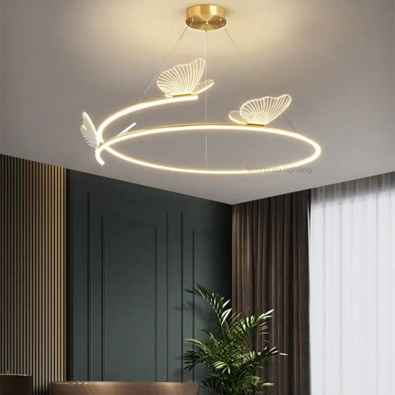 Rund LED-designerlysekrone i sommerfugledesign