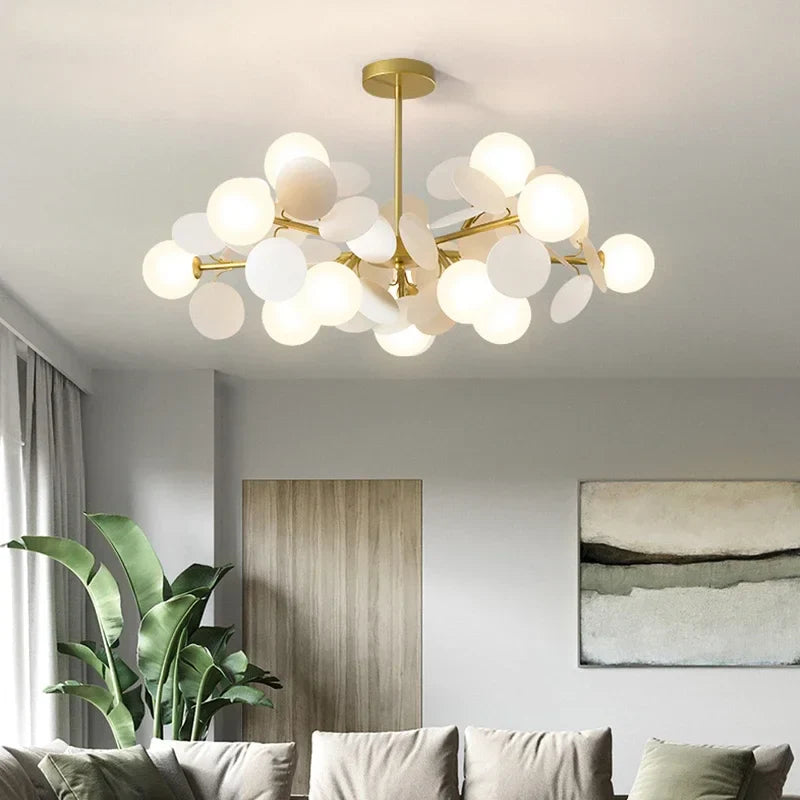 LED-lysekrone i minimalistisk nordisk stil