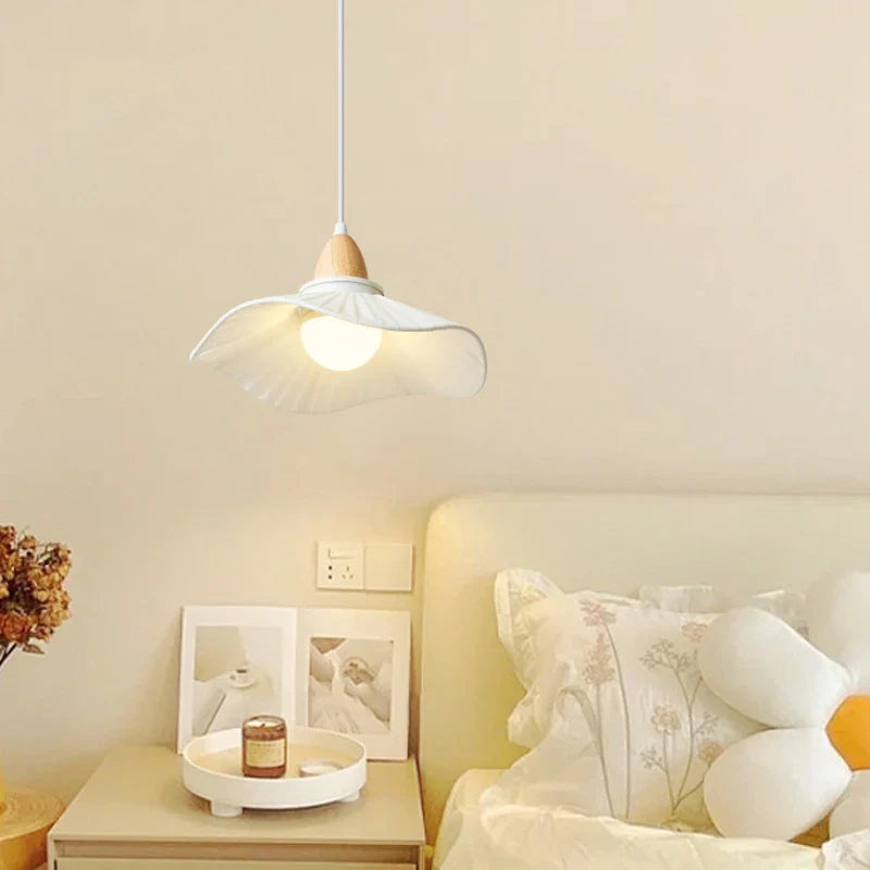 Elegant nordisk loftlampe i træ