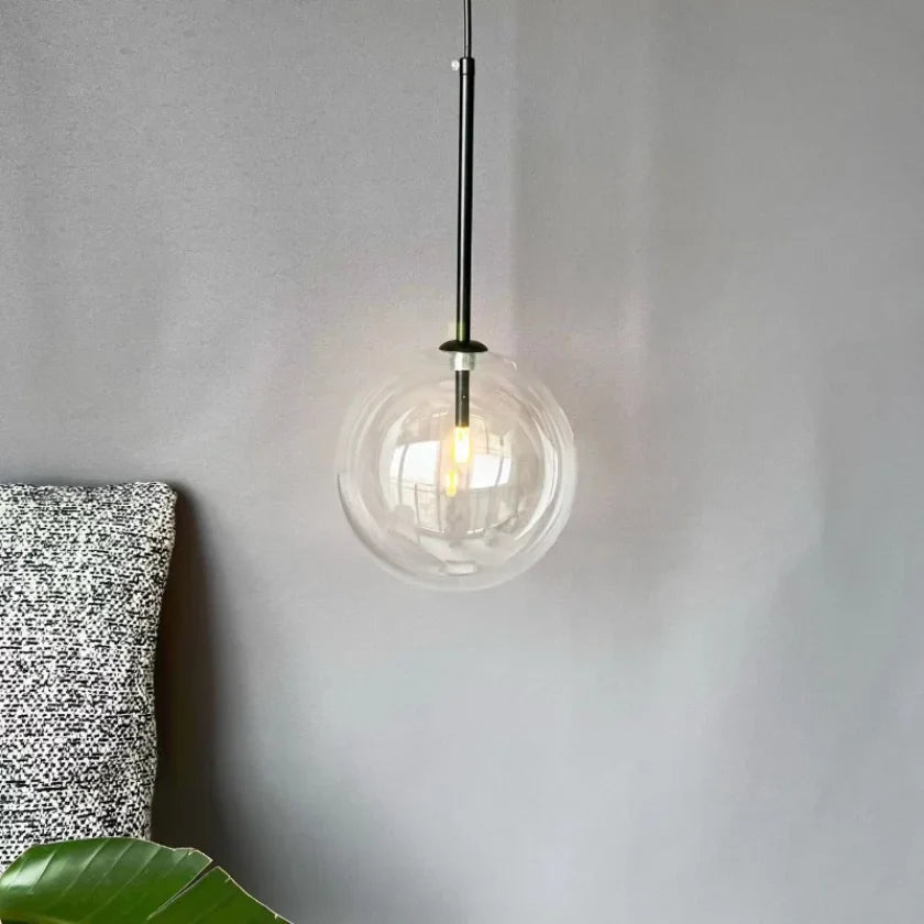 Elegant loftlampe i moderne design med glasdetaljer