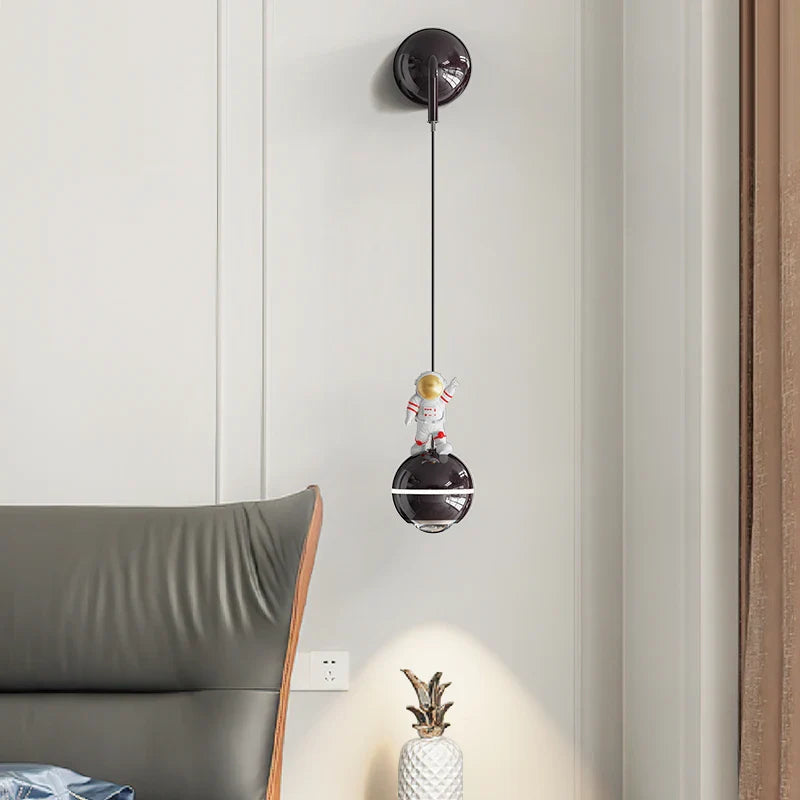Moderne LED-designlysekrone, astronaut, lille pendel