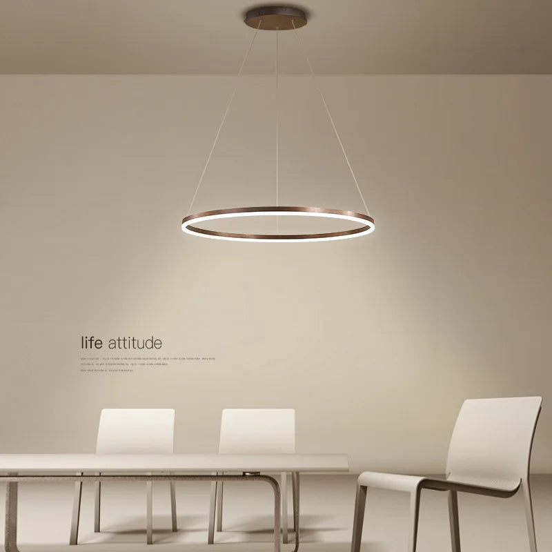 Moderne, strømlinet og elegant LED-lysekrone