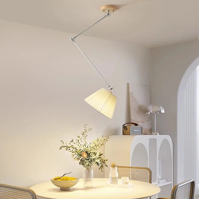 Foldbar lampe i stof og massivt træ, minimalistisk nordisk design