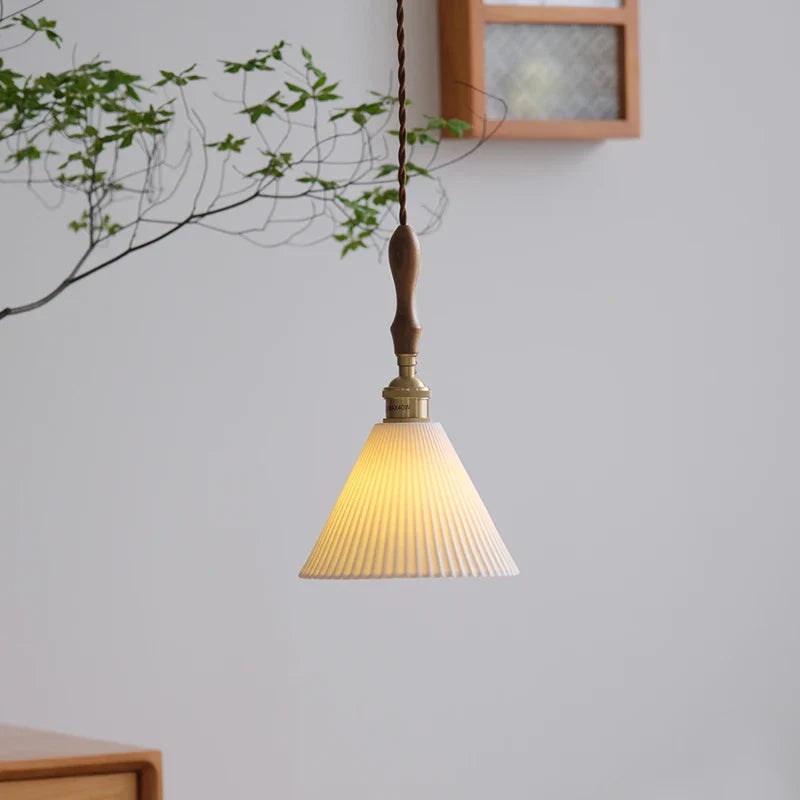 Nordisk vintage keramisk pendel med messingdetaljer