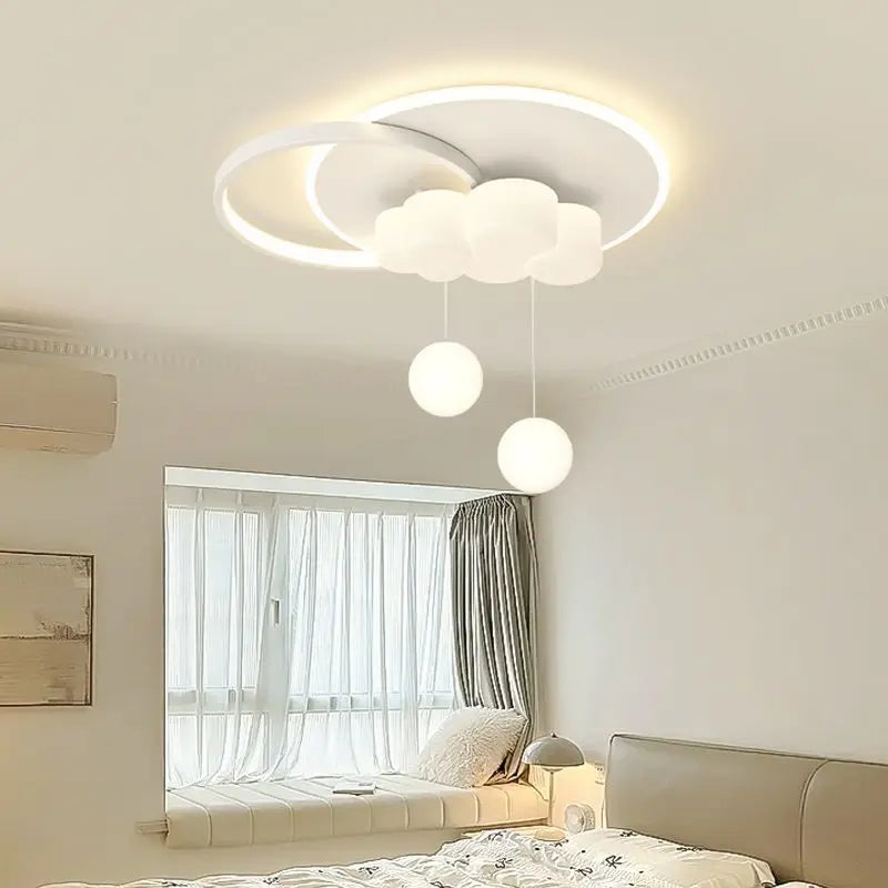 Minimalistisk loftslampe med svævende boble og skylampe