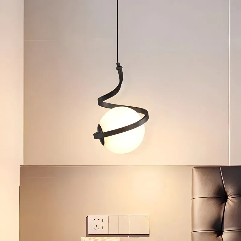 Messinglampe med moderne design til elegant indretning