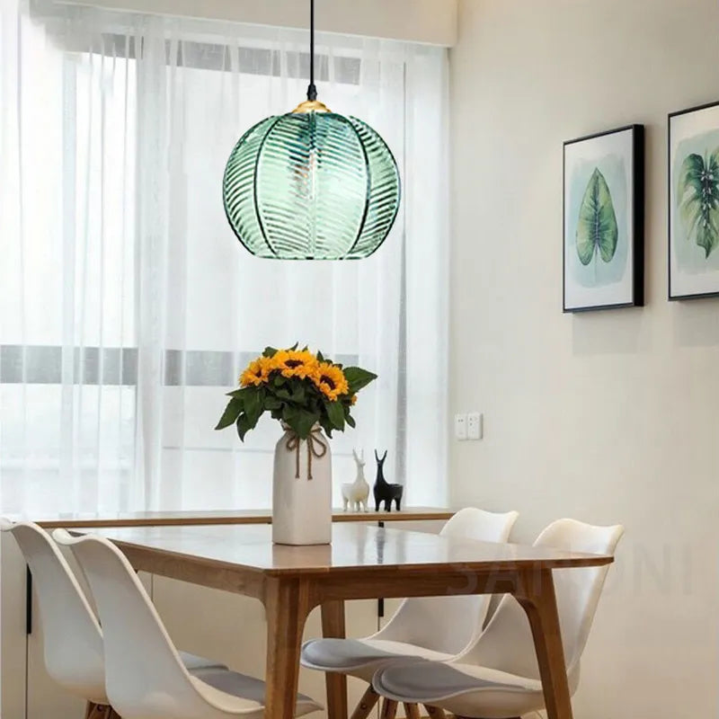 Nordisk minimalistisk pendel i stribet glas