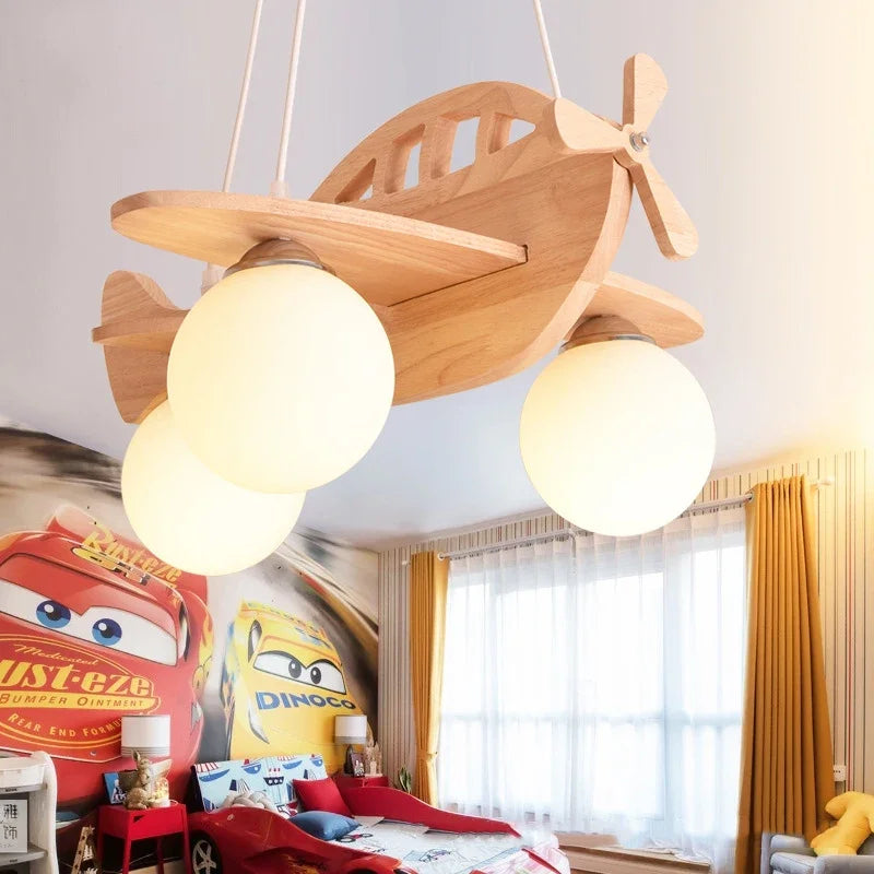 Moderne børnelampe i træ med flymotiv