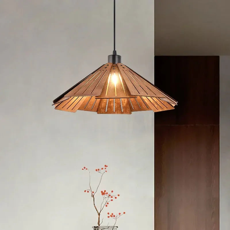 Minimalistisk pendel i valnøddetræ til et moderne, vintage-inspireret interiør