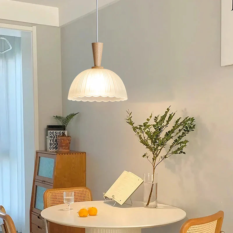 Nordisk minimalistisk, moderne glas- og trækronelysekrone i wabi-sabi-stil