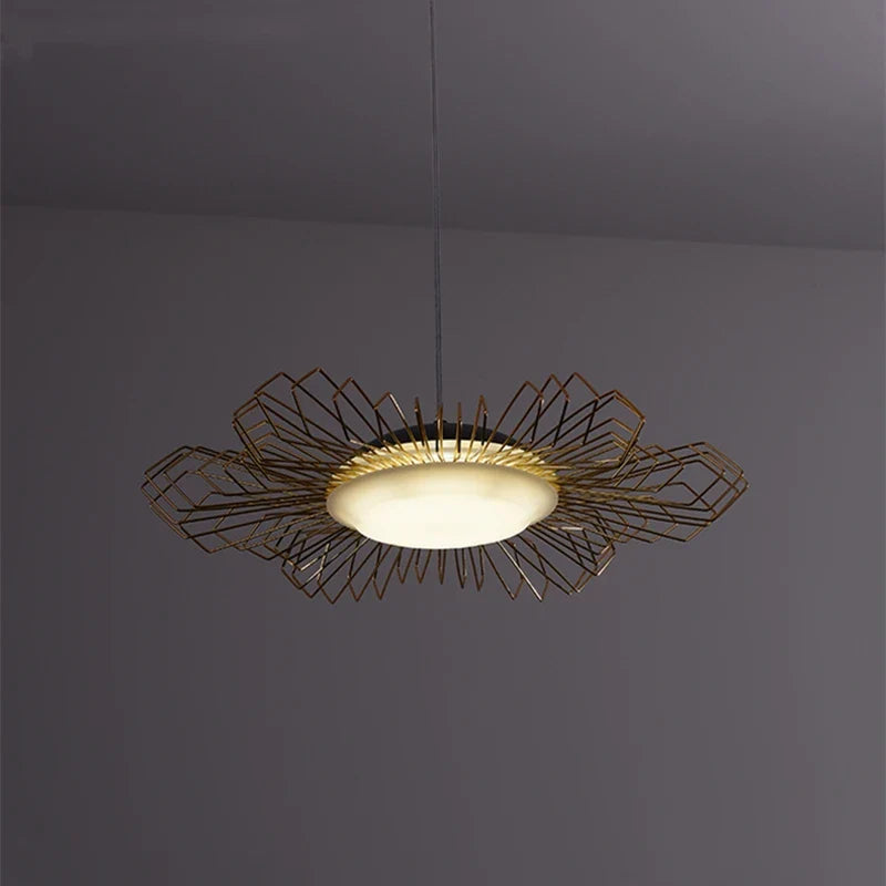 Elegant moderne lys lysekrone med blomstermotiv.