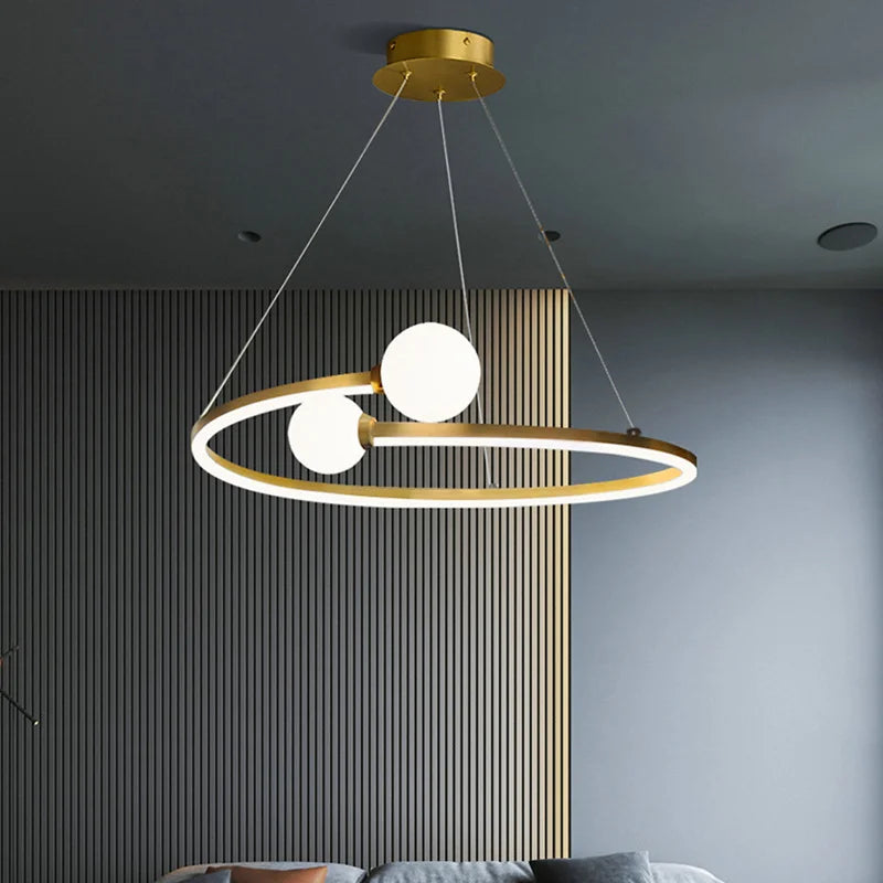 Elegant, lys skandinavisk lysekrone