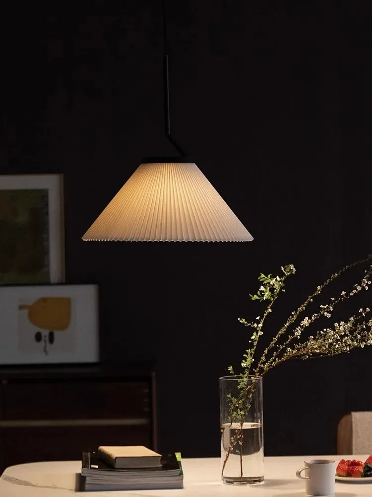 Elegant nordisk plisseret cremefarvet pendellampe