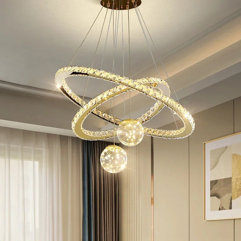 Moderne krystallysekrone med LED og gylden stjernefinish