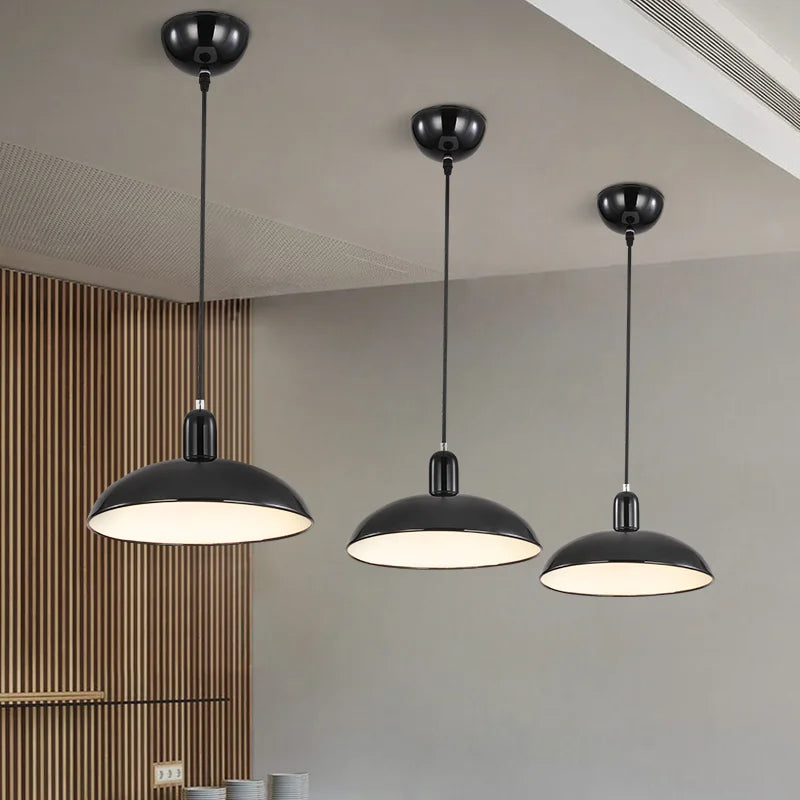 Moderne minimalistisk lysekrone i industriel stil til café og bar