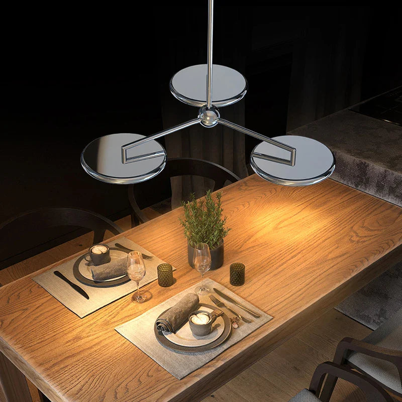 Moderne, lys, ophængt designerlampe.