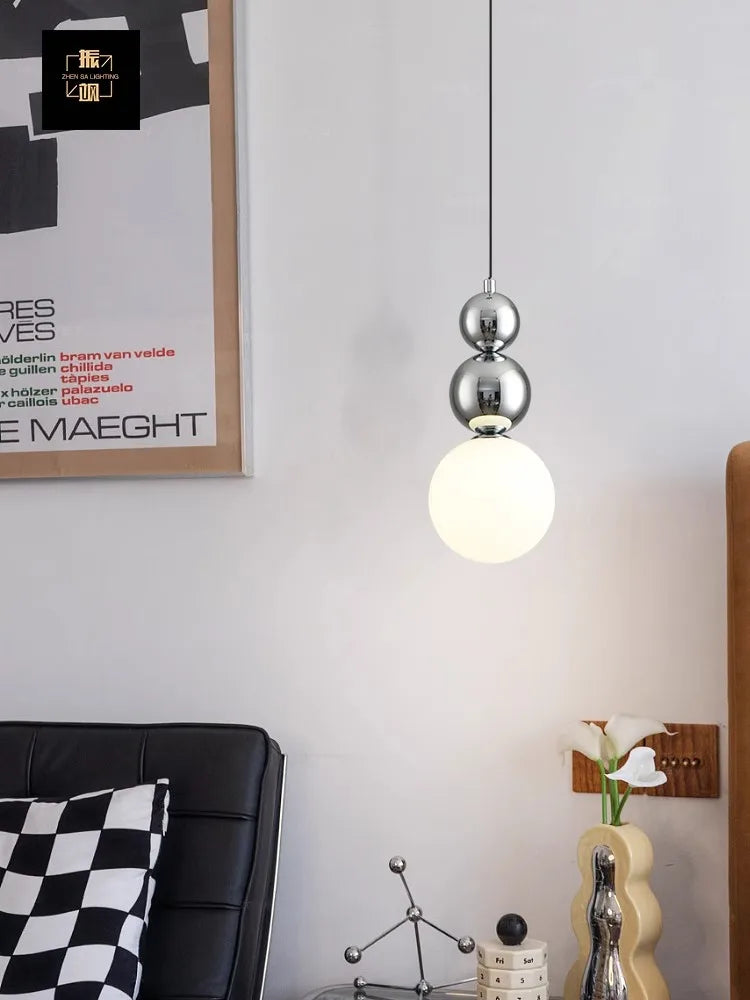 Pendel i nordisk minimalistisk stil med cremefarvet glaskugle