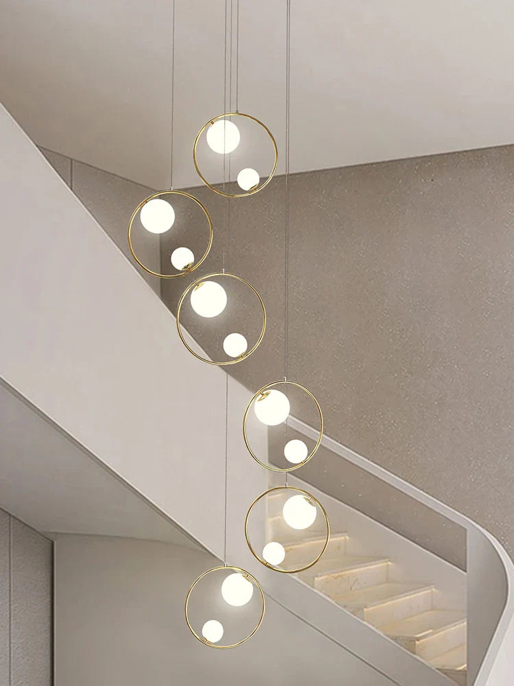 Moderne design lysekrone til et elegant loftinteriør