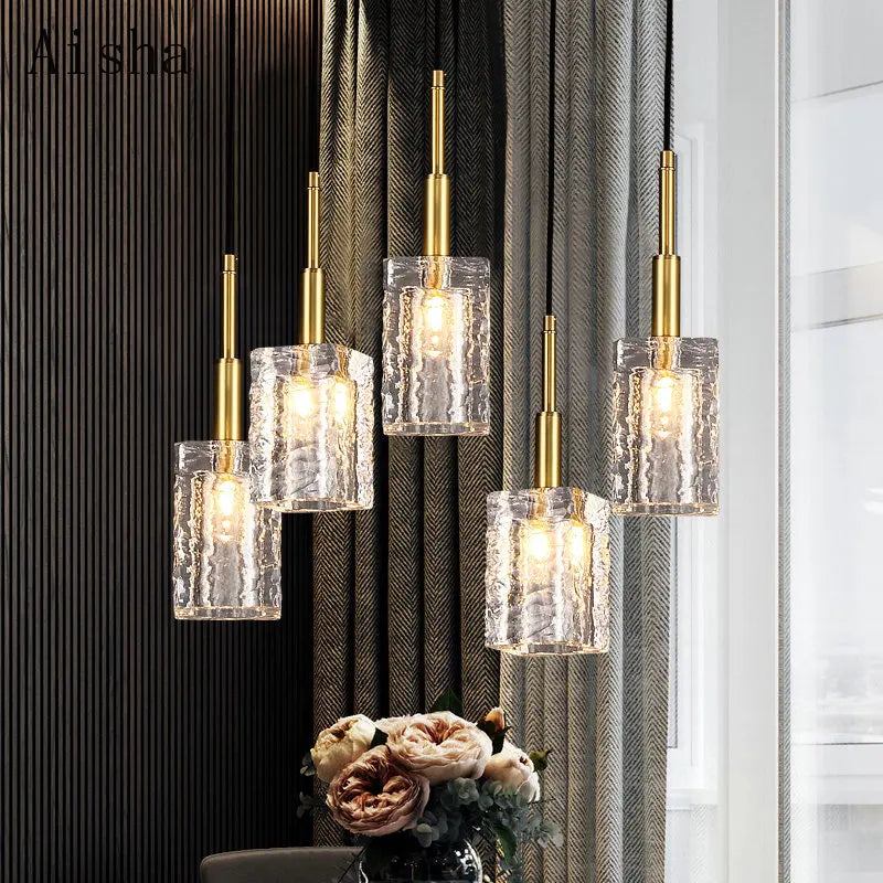 Design lysekrone i krystal og guld til et elegant og moderne hjem
