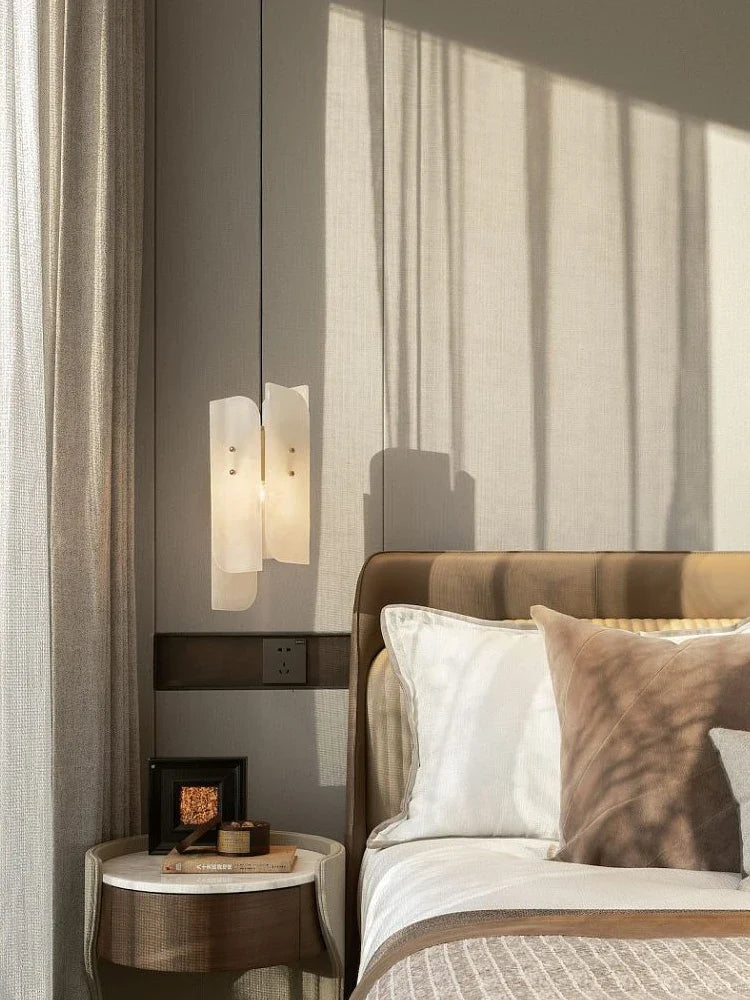 Moderne lysekrone i naturligt marmor med minimalistisk design