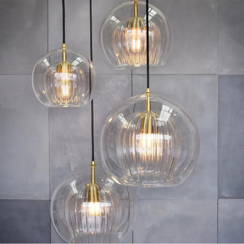Elegant nordisk lysekrone med et moderne og lyst design.