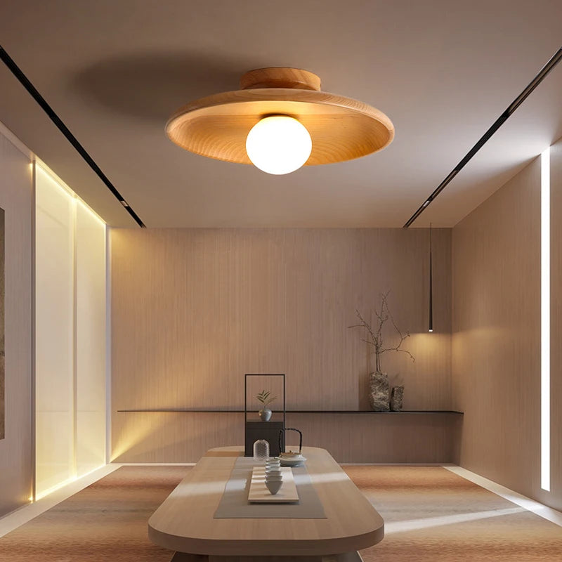 Nordisk LED-loftlampe i træ til stuen