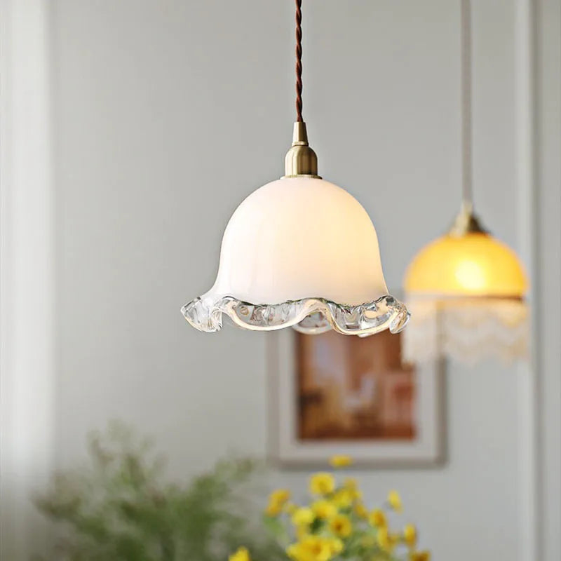 Vintage lysekrone i glas med franske blomsterknopper