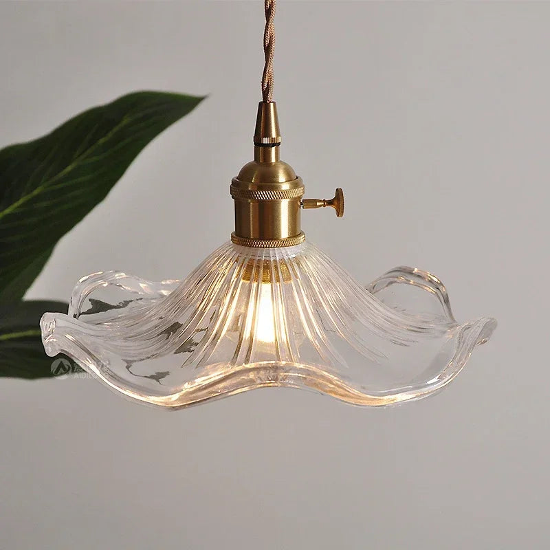 moderne nordisk lysekrone i messing og glas, elegant design til restaurant